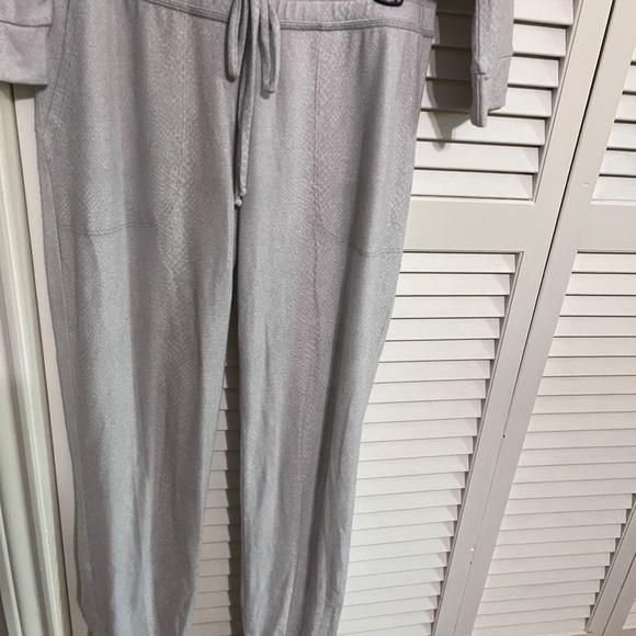 Beyond Yoga Grey/ White Snakeskin Lounge Set (long sleeve top + lounge pants) - Picture 4 of 7